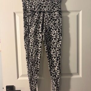 Zyia Snow Leopard 7/8 Brilliant Leggings size 6-8